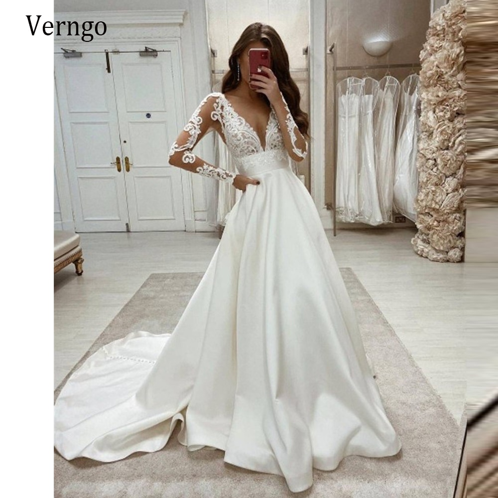 Verngo 2021 빈티지 라인 레이스와 새틴 웨딩 드레스 긴 소매 V 넥 아플리케 신부 가운 깎아 지른 단추 뒤로 스윕 기차